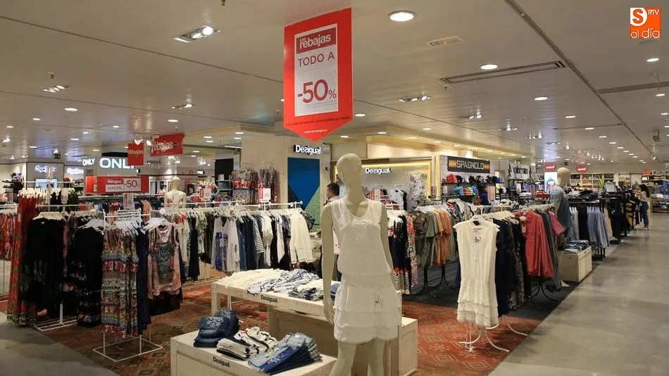 El Corte Inglés de Salamanca da el pistoletazo de salida a las rebajas. Foto: Alberto Martínl