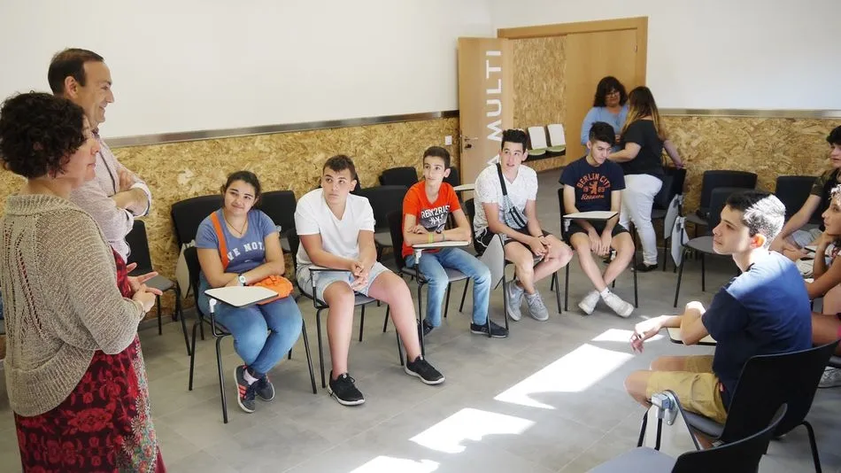 El alcalde y la concejala de Educación charlan con los participantes