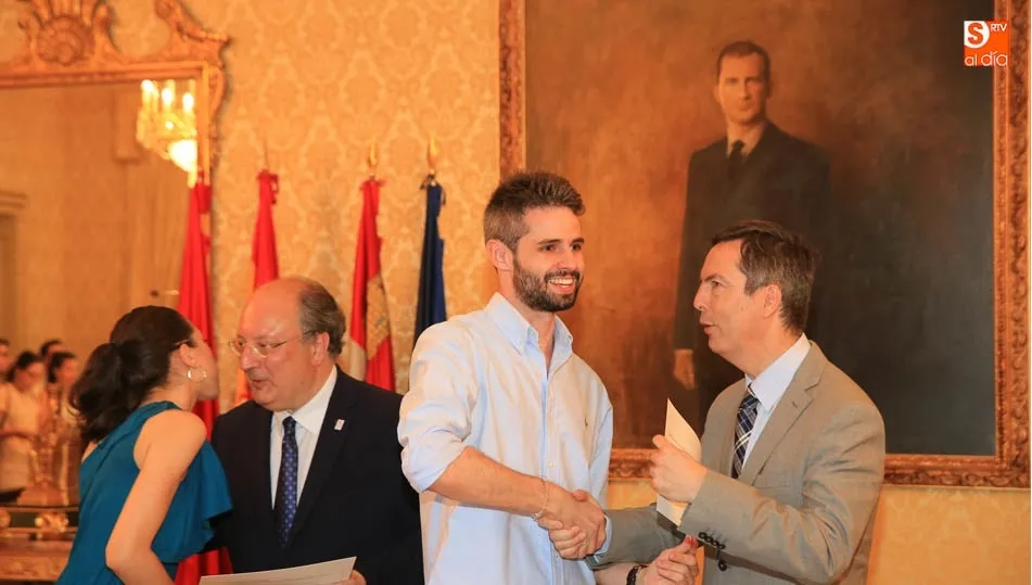 Los alumnos recibieron sus diplomas en el Ayuntamiento de Salamanca. Foto: Alberto Martín