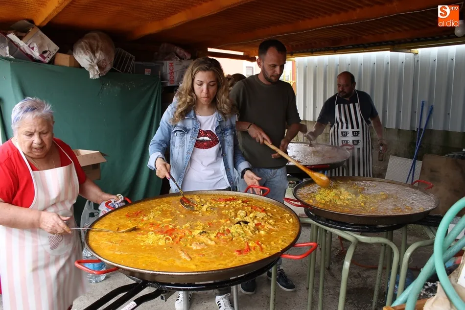 Afanados en la preparación de la paella en San Pedro del Valle.