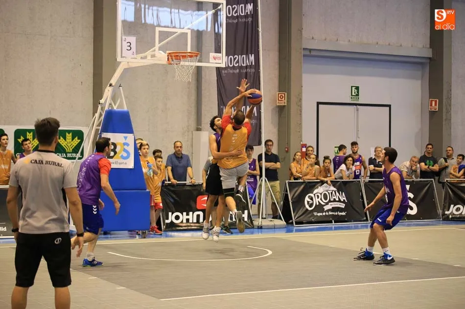 Uno de los partidos en el máster final del ‘3x3 Street Basket Tour / Foto: Alberto Martín.