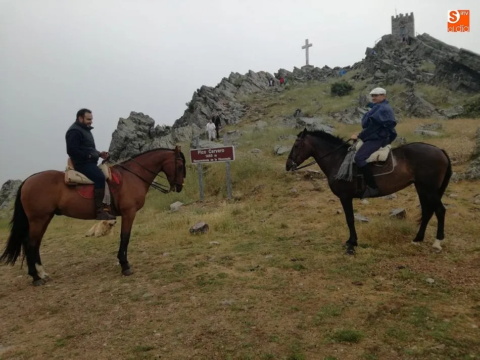 La marcha llevó a los participantes a la cima del Pico Cervero