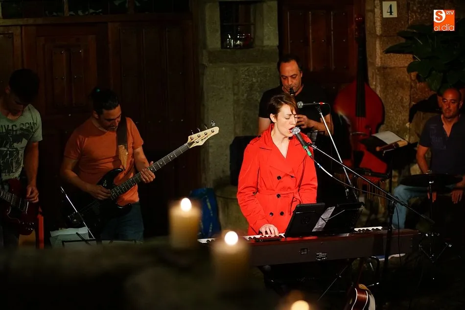 Lisa Anderson se rodeó de músicos locales para el concierto de su álbum A hundred lives en La Alberca