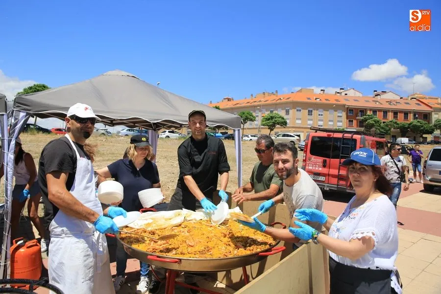 Vecinos de Pizarrales disfrutando de la paella / Foto: Alberto Martín