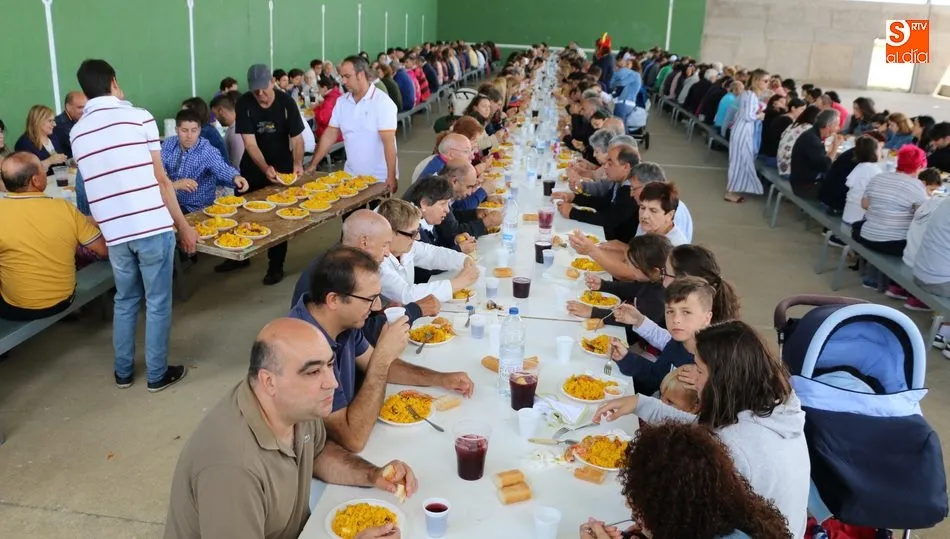 Cerca de 600 persdonas se daban cita en el frontón de pelota para das cuenta de una gran paella  / CORRAL