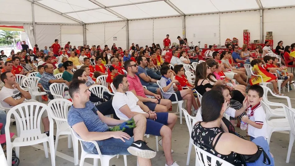 Aficionados en la ‘Zona Mundial de El Tormes.