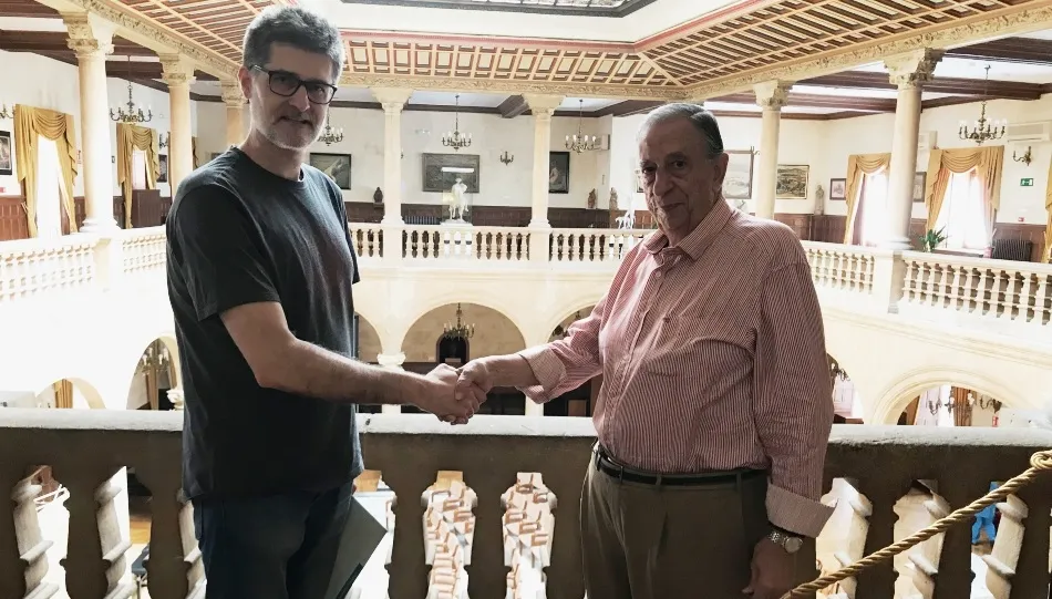 El presidente del Casino de Salamanca, Alberto Estella Goytre, a la derecha, junto al director de la Escuela de Arte y Superior de Restauración, Alejandro García Martín