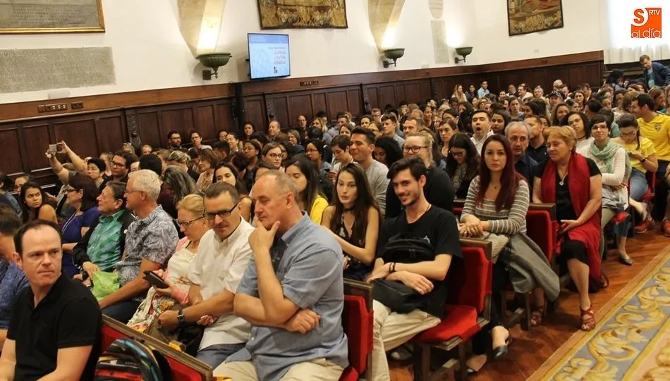 Acto de inauguración de los Cursos Internacionales de Lengua y Cultura Españolas en el Paraninfo de la Universidad de Salamanca en el Paraninfo