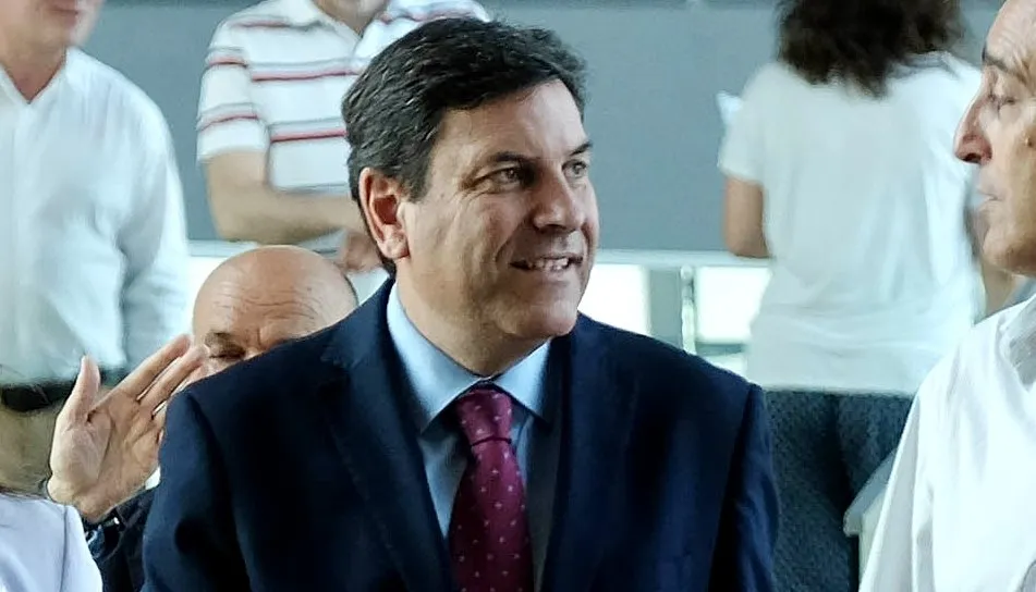 El consejero de Empleo, Carlos Fernández Carriedo, en una visita anterior