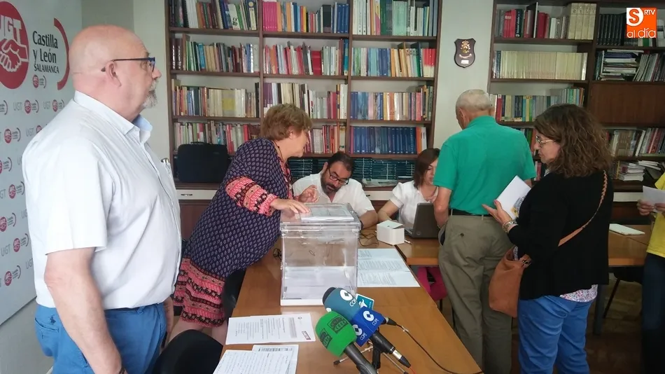 Un momento de las votaciones presenciales en la sede de UGT Salamanca.