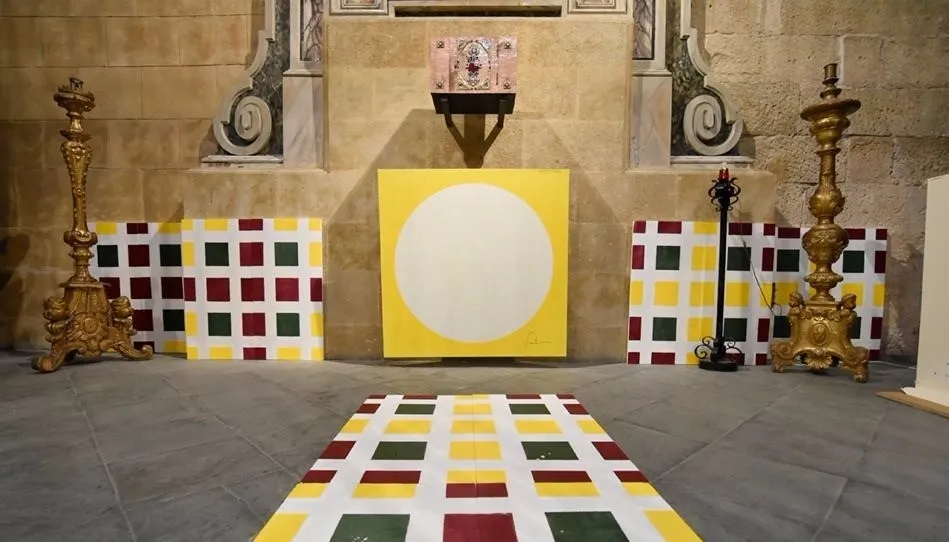 La exposición ubicada en la capilla del Socorro y en el Salón del Papel de la parroquia