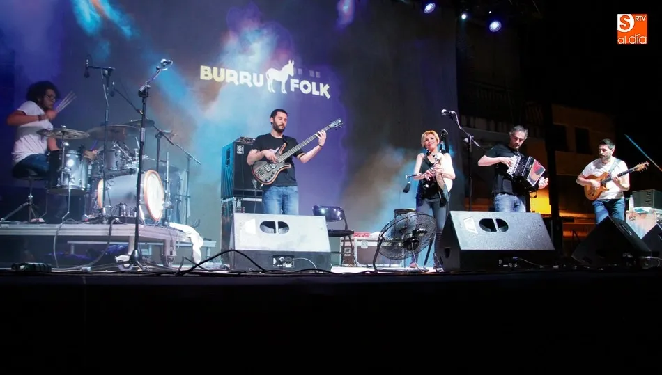 Actuaciones de Susana Seivane en el certamen BurruFolk de 2016   |  CORRAL