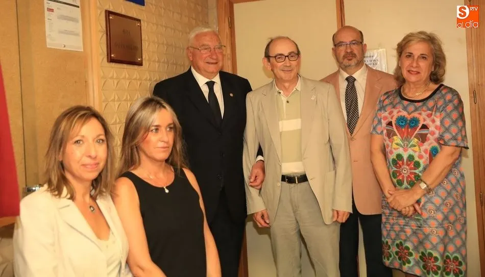 El catedrático jubilado de Ingeniería Química, Miguel Ángel Galán Serrano, en el centro, junto a la placa con la que la USAL reconoce su trayectoria. Foto de Alberto Martín