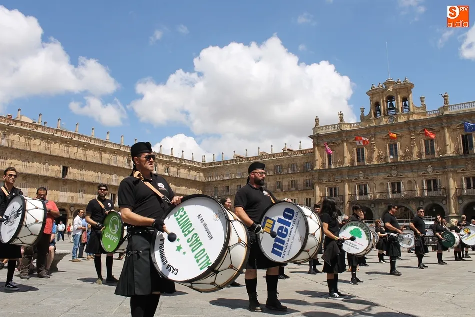 Grupo de bombos de Alfândega da Fé, “Us Bate N’ Pele”, promocionando el PAN en la Plaza Mayor