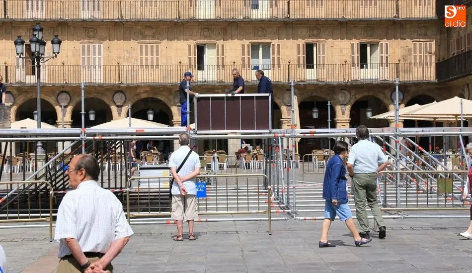 Montaje del escenario en el que actuará la Orquesta Sinfónica de Castilla y León
