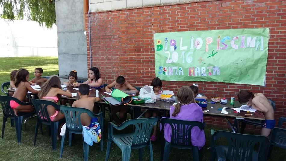 Los más pequeños de Santa Marta disfrutando de la Bibliopiscina.