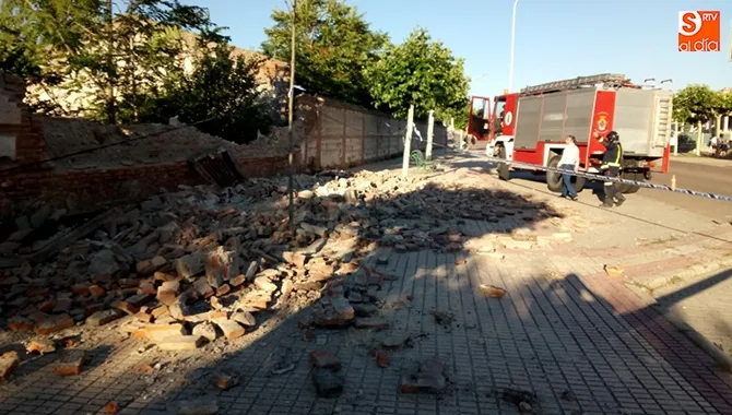 Parte de la tapia de la residencia Sagrado Corazón se venía abajo esta tarde
