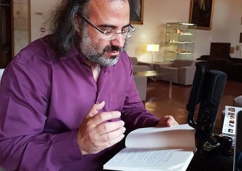 A. P. Alencart recitando sus poemas (foto de Roberto Rodes).