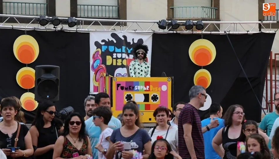 Espectáculo Disco de Kamaru, en el patio del colegio Padre Manjón