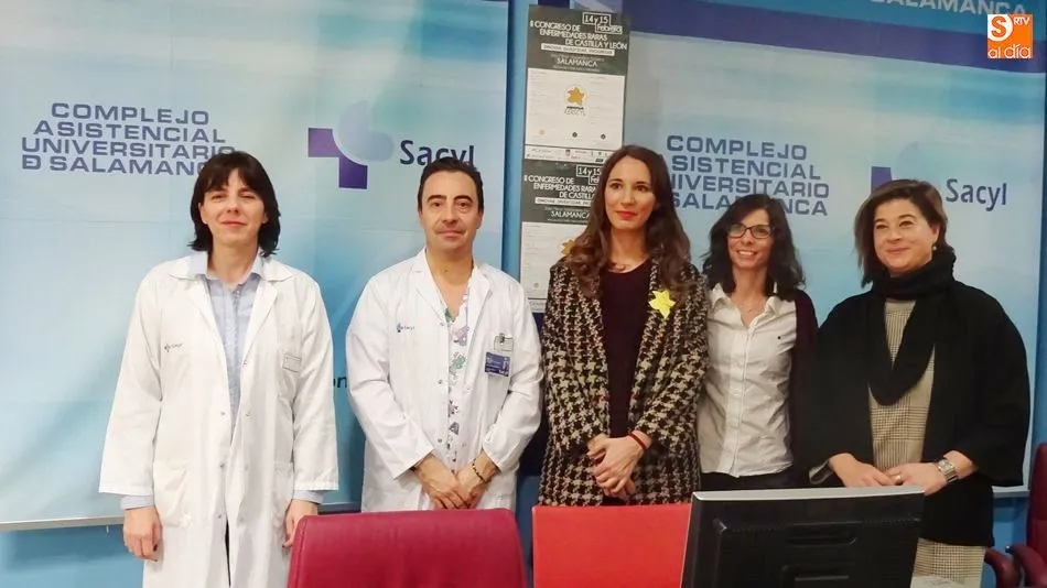 Los doctores Pedro Gómez de Quero, jefe de Pediatría, y María Isidoro, doctora de la Unidad Genética, junto a representantes de la Asociación de Enfermedades Raras de Castilla y León (AERSCYL)