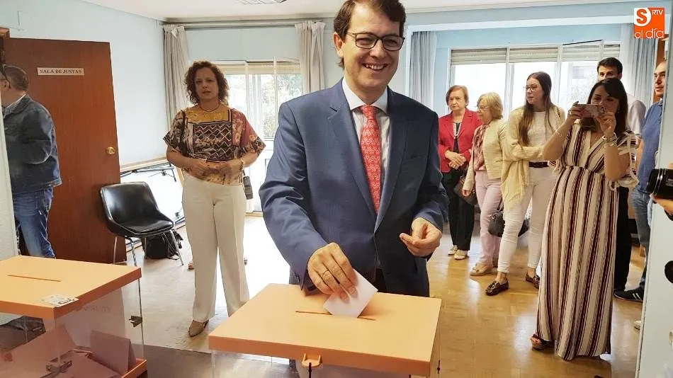 Alfonso Fernández Mañueco, presidente regional del PP, en el momento de votar en estas primarias