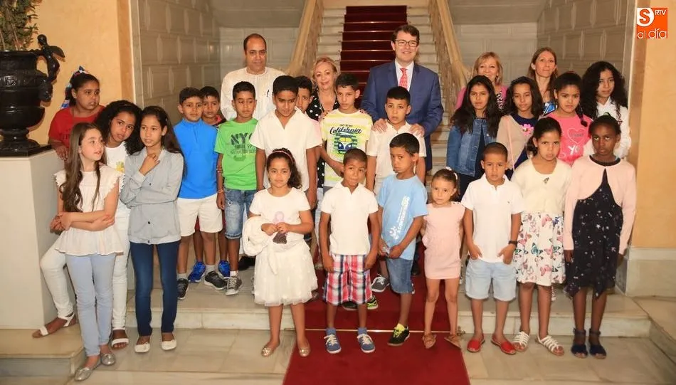 El alcalde de Salamanca, Alfonso Fernández Mañueco, junto a los menores saharauis que pasarán el verano en la ciudad. Foto de Alberto Martín