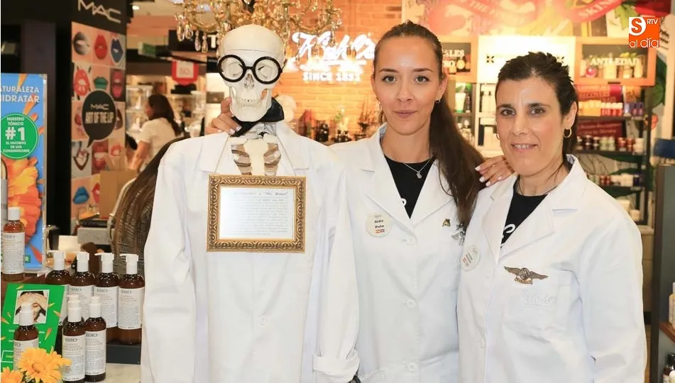 El legendario Mr. Bones da la bienvenida en la nueva boutique de Salamanca. Fotos: Alberto Martín