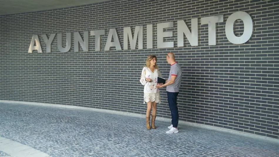 La concejala de Comercio, Chabela de la Torre, y el presidente de la asociación de comercio, Juan Carlos Bueno.