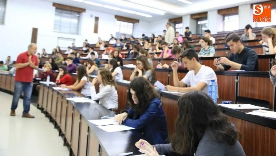 Estudiantes en un aula.