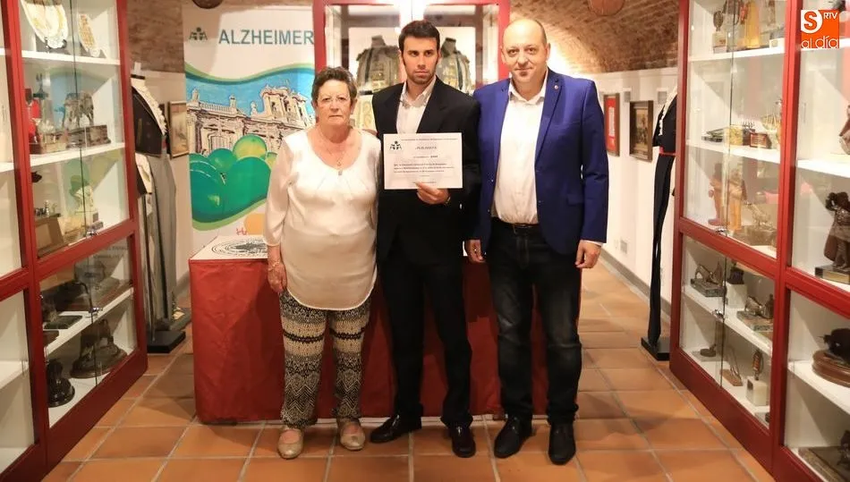 Entrega del cheque a la Asociación de Familiares de Enfermos de Alzheimer de Salamanca, en el Museo Taurino. Foto de Alberto Martín