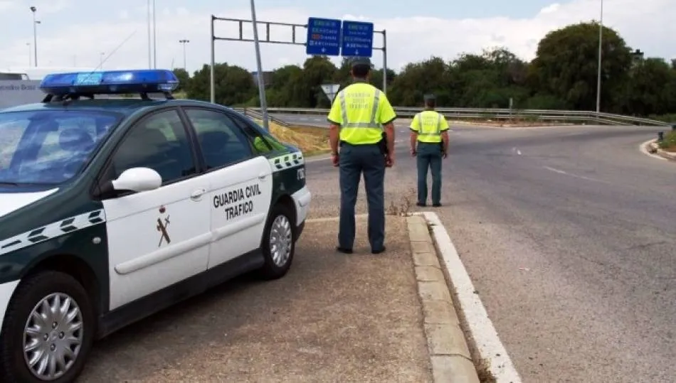 Varios agentes en un control de carreteras.