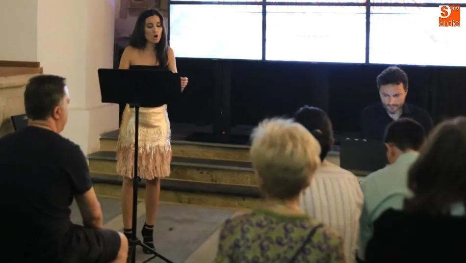 La soprano Ítaca Vicente, a la izquierda, en un momento del concierto. Foto de Alberto Martín