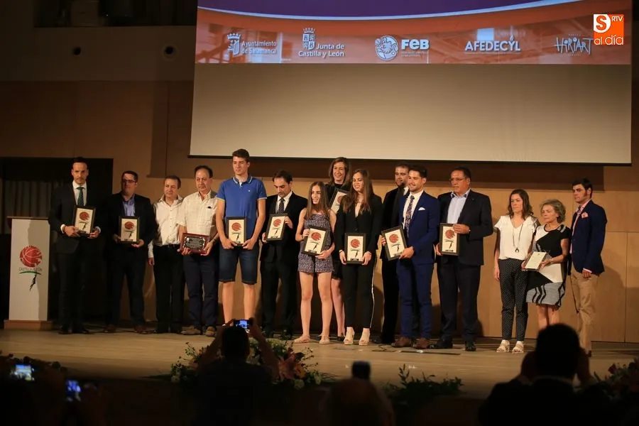 La jornada contó también con la presencia de importantes personalidades del mundo del baloncesto y de representantes institucionales / Foto: Alberto Martín.