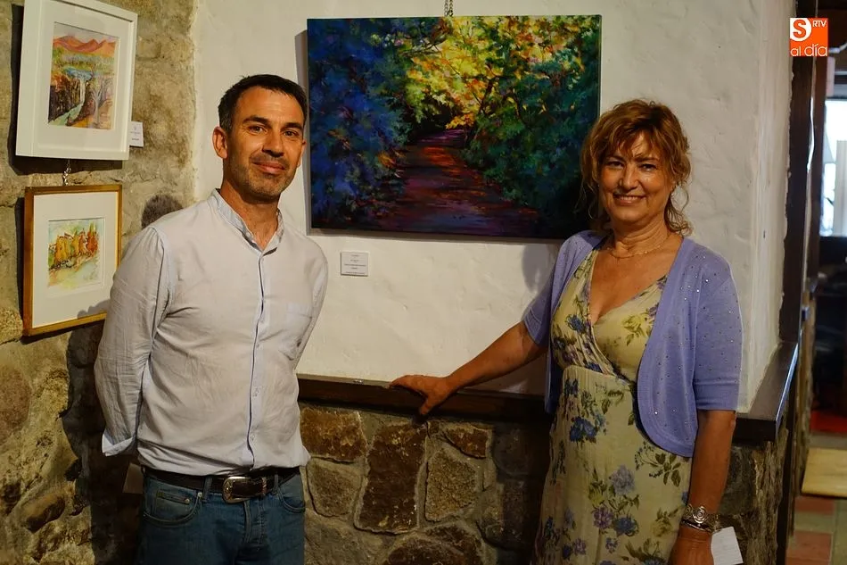El alcalde, Miguel Ángel Luengo, junto a la artista, Agustina Rivero, en la inauguración