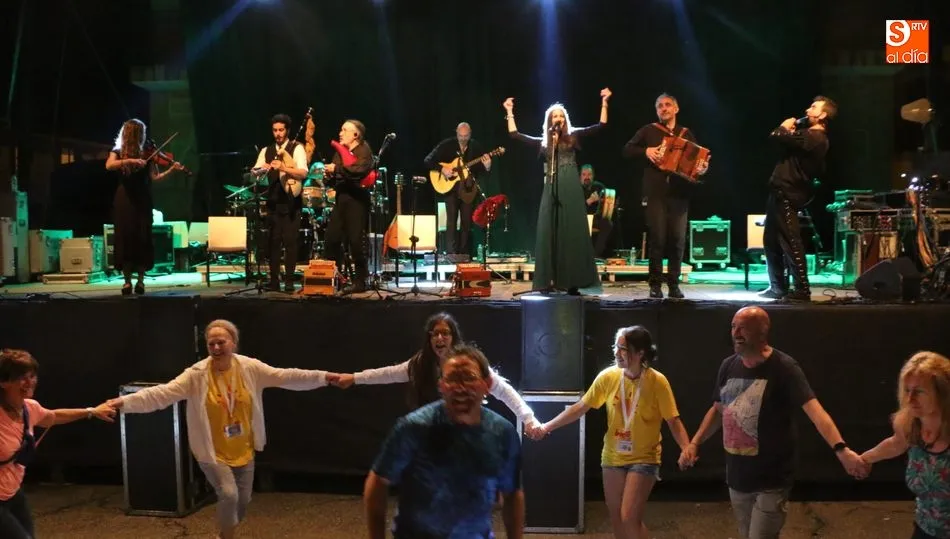 Luar na Lubre hizo bailar a la Plaza de Villarino en un final apoteósico del Burrufoolk 2018 / REP. GRÁFICO: CORRAL