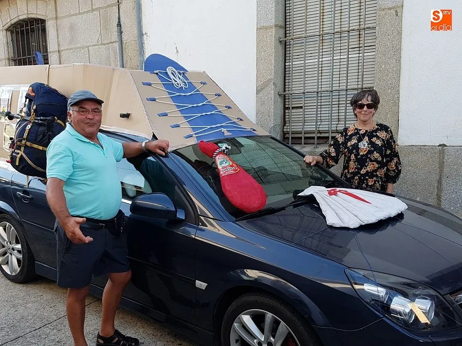 Los vecinos disfrazaron sus coches para cumplir con la tradicional fiesta de San Cristóbal