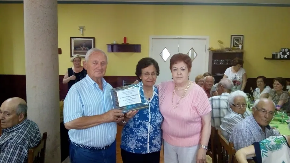Entrega de placa a la pareja más veterana de la asociación, Agustina y Félix.