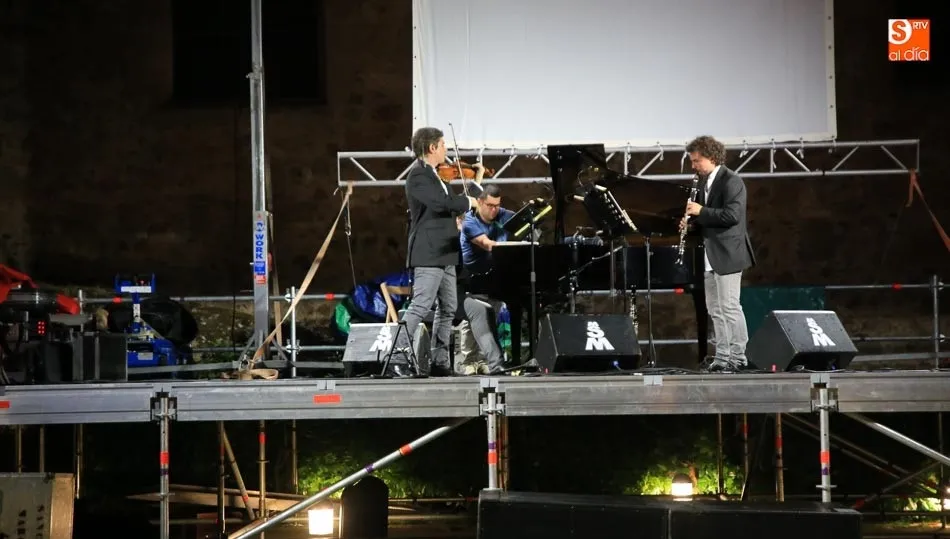 El Trío Musicalis cumplió su décimo aniversario, con obras de A. Katchaturian, B. Bartok, Jesús Torres o el propio intérprete Mario Pérez