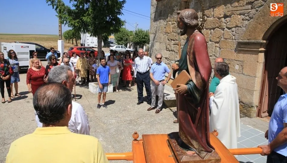 Comienzo de la procesión de Santo Tomás, junto a la iglesia de Galindo y Perahuy. Foto de Alberto Martín