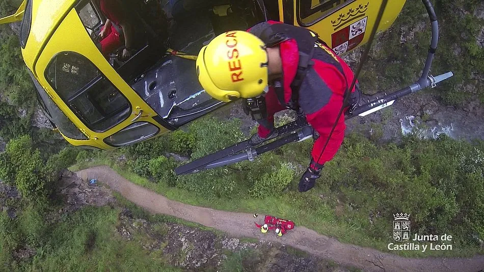 El varón, de 51 años, fue evacuado en helicóptero. Fotos: JCyL