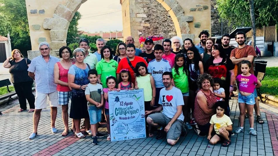 Vecinos de Miranda de Azán con el cartel promocional.