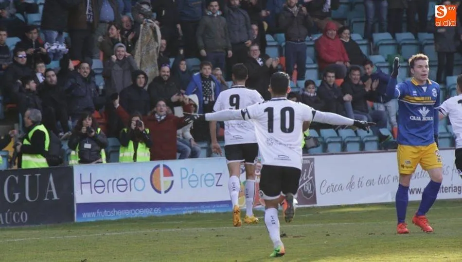 Martín Galván se dirige a celebrar el primer gol con los aficionados del Helmántico. Foto: Alberto Martín