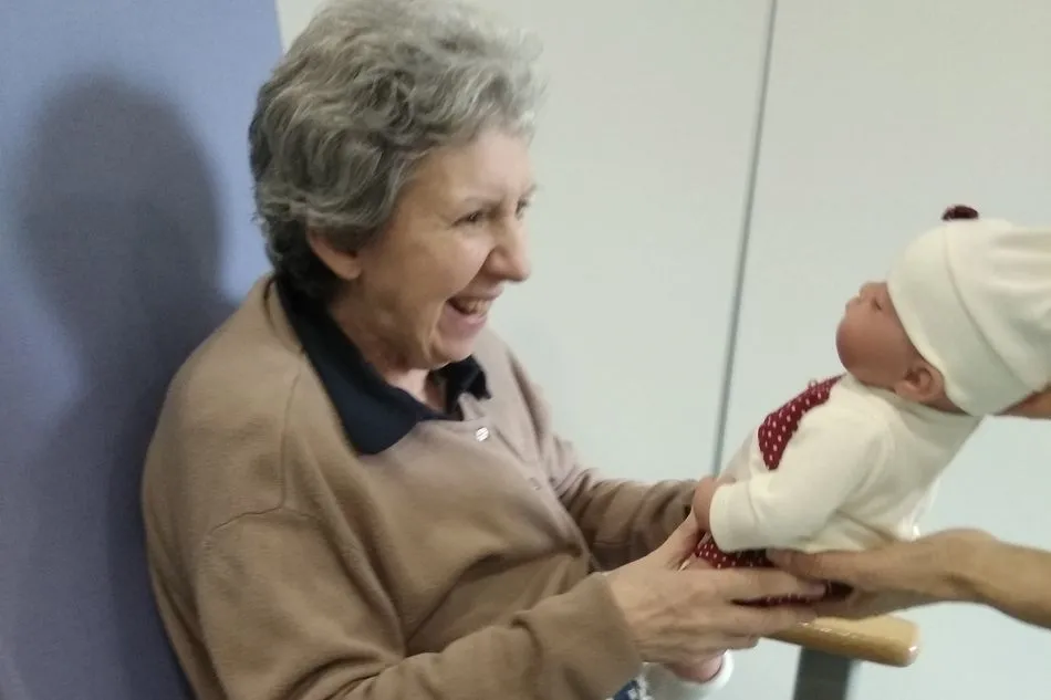 Dollterapia o terapia con muñecas.