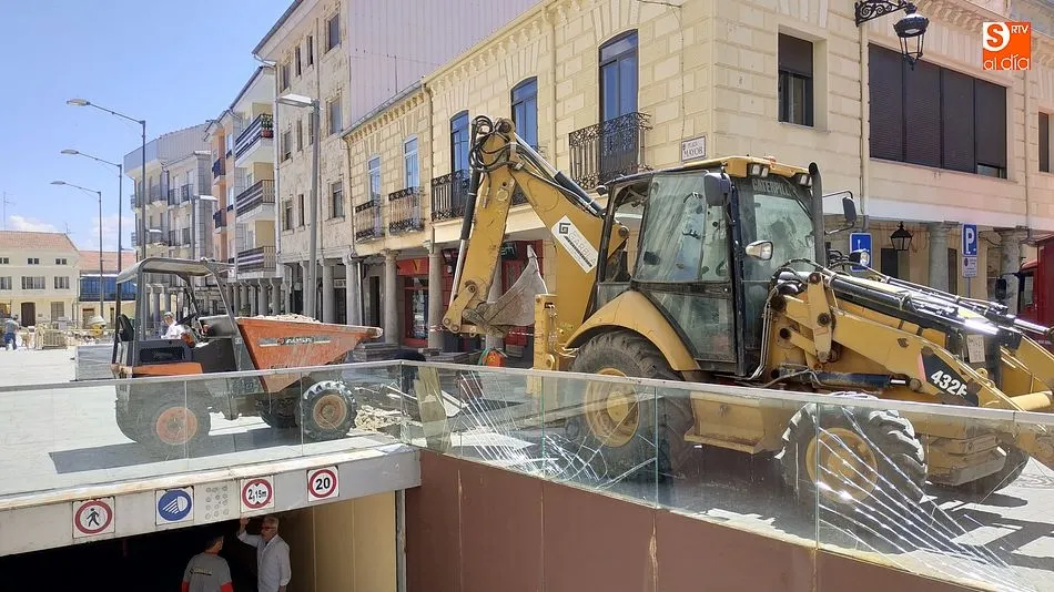 Las obras de mejora de la Plaza Mayor ya ocupan toda su longitud