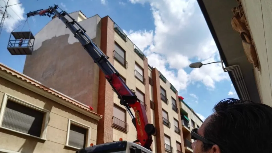 El Barrio del Oeste prepara la fachada antes de la intervención del artista.