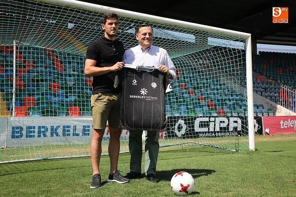 El portero Pablo Alcolea, junto al presidente del club, Carlos Martín, en el Helmántico. Fotos: Alberto Martín