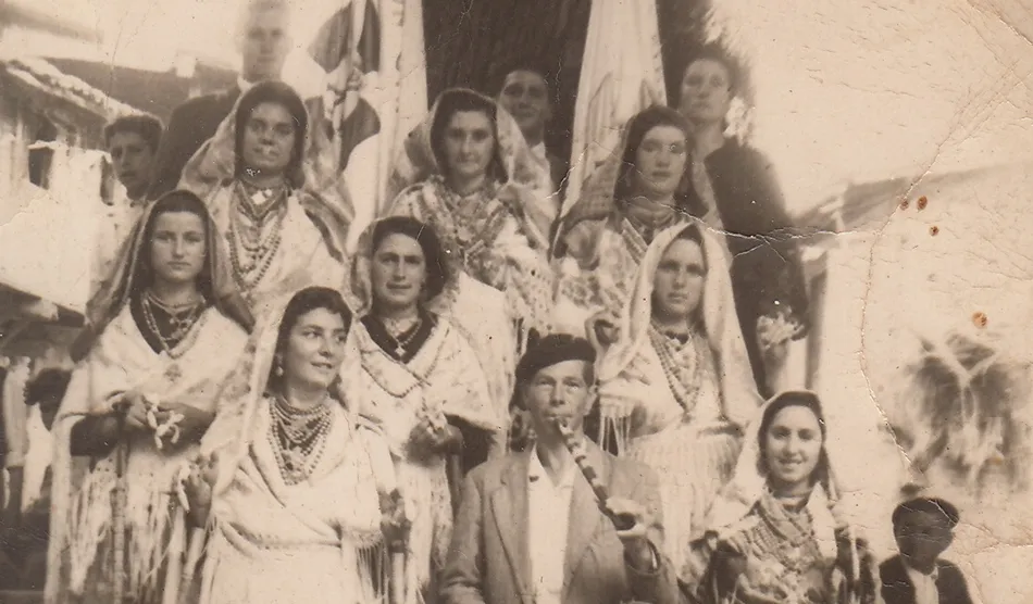 Una de las imágenes festivas recuperadas por el Instituto de las Identidades en Herguijuela de la Sierra