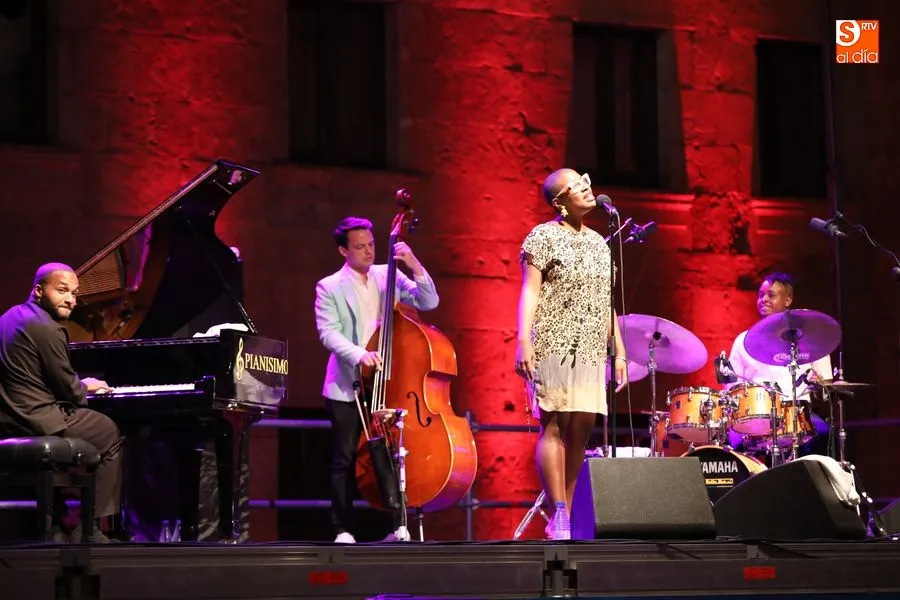 Cécile McLorin Salvant sobre el escenario del Festival Internacional de Jazz / Foto: Alberto Martín.