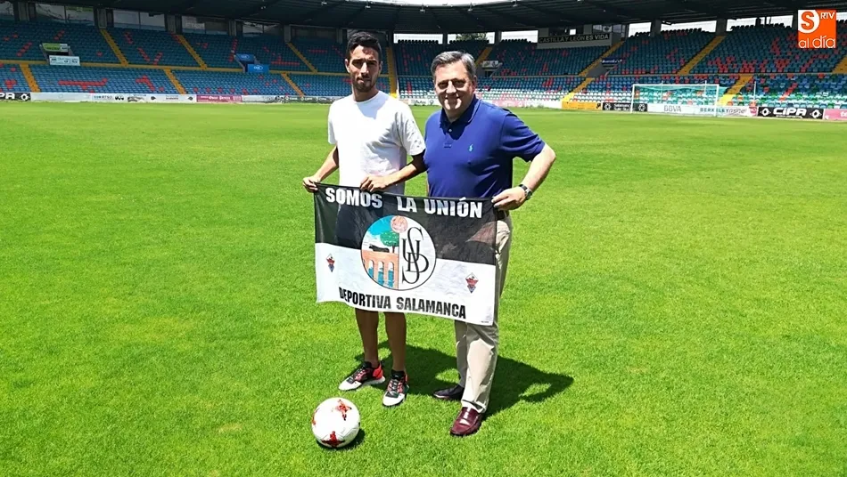 Fernando Pumar junto al presidente del club, Carlos Martín, en el estadio Helmántico.