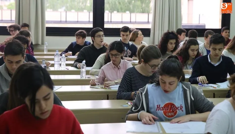 Alumnos realizando un examen.